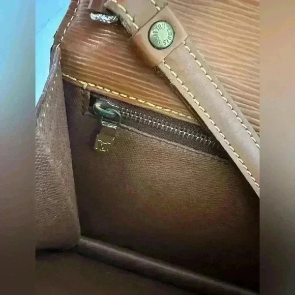 Authentic vintage Louis Vuitton epi clutch ~ brown - Picture 14 of 16